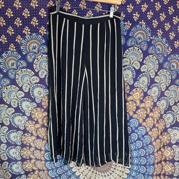 🦋5/20$🦋 striped wide leg pants - Picture 7 of 9